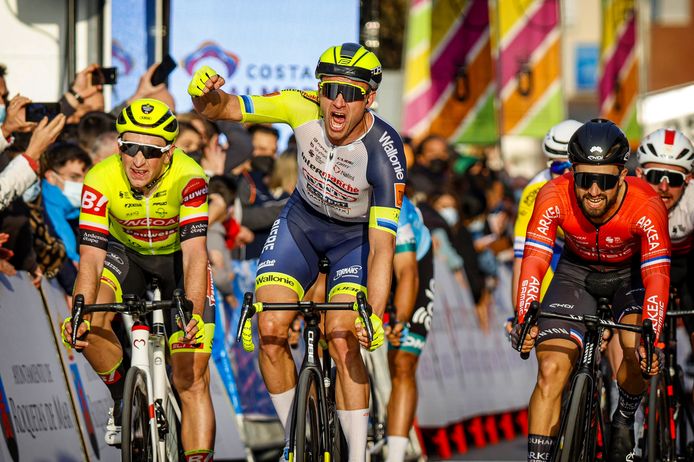 Alexander Kristoff juicht nadat hij de Clásica de Almería heeft gewonnen.