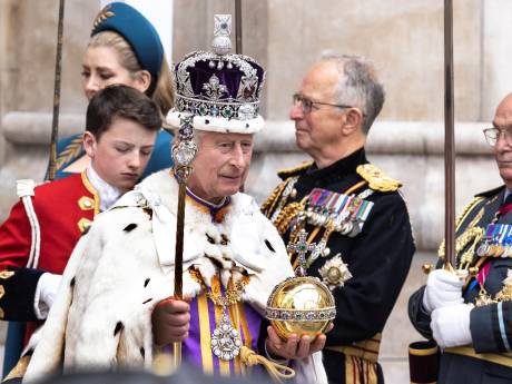 Camilla, op de knieën, vindt het ontbrekende stukje van de rijksstaf terug achter het harnas van oudoom Archibald 