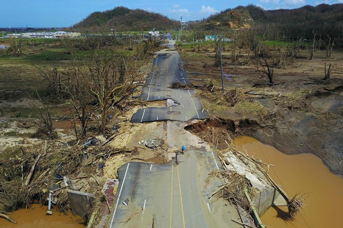 Na de doortocht van de orkaan waren verschillende wegen en bruggen vernield, waardoor hulpverlening moeilijk mensen kon bereiken.