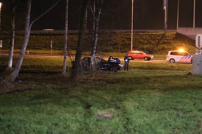 Vrouw met twee kinderen achterin raakt van de weg en gewond na botsing met andere auto