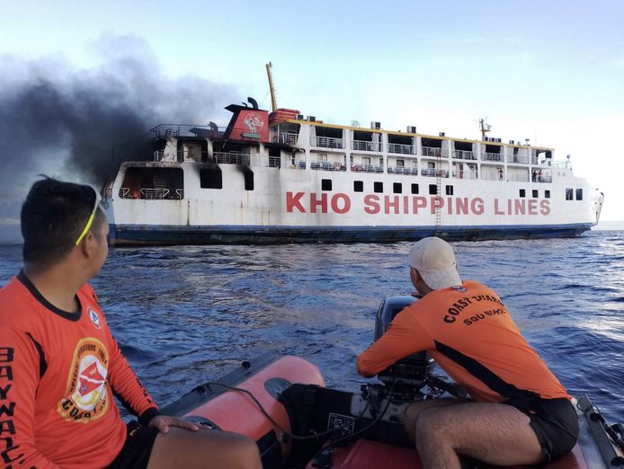 Beelden van de reddingsactie werden gedeeld door de Filipijnse kustwacht.
