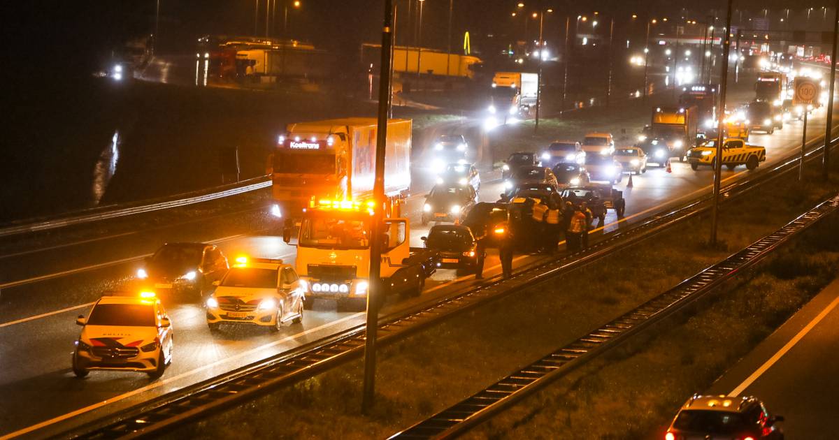 Files door kettingbotsing met vijf autos op de A50 bij Klarenbeek.
