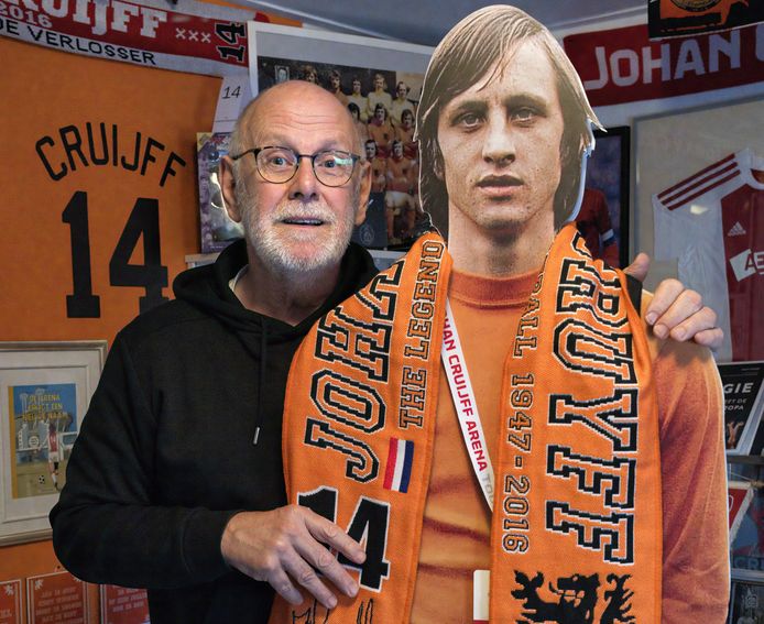 Rien van Doleweerd met zijn god in het Johan Cruijff Museum.
