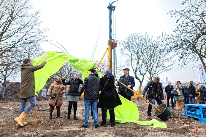 Met het onthullen van een boom gaven toekomstige bewoners donderdag het symbolische startsein voor de bouw van appartementencomplexen Bernard en Vincent aan de Tobias Asserlaan. De oplevering is begin 2021.