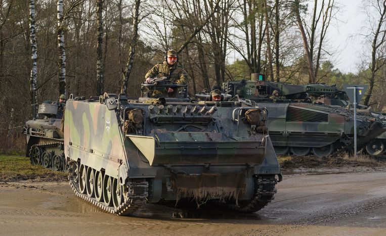Duitse militairen met een M113-tank tijdens een oefening. Beeld ANP / dpa Picture-Alliance