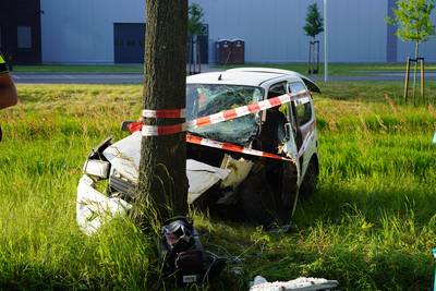 45km-autootje botst op boom in Bosschenhoofd, man raakt gewond