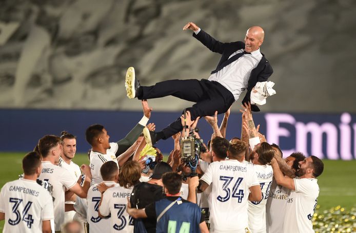 Zinédine Zidane wordt gejonast.