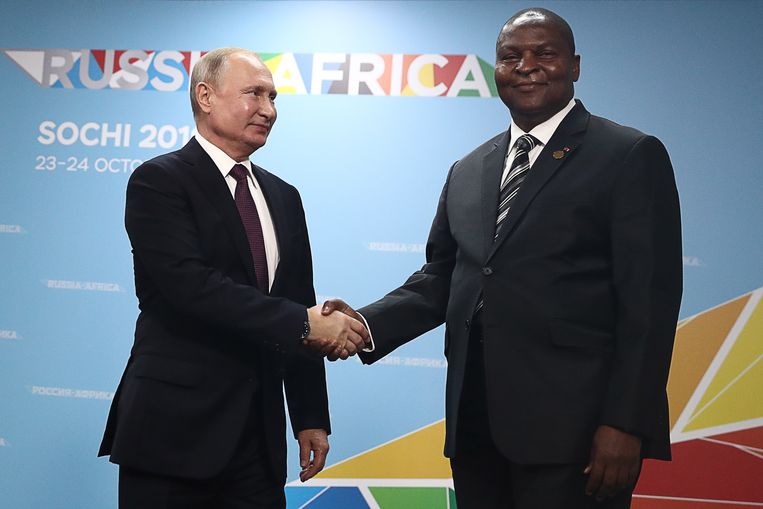 Vladimir Putin e Faustin-Archange Touadera, Presidente della Repubblica Centrafricana, nel 2019. Immagine Sergei Fadeichev / TASS