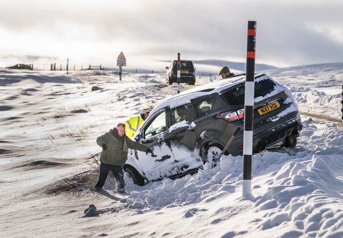 Wie ondanks de waarschuwingen de weg op ging, werd overvallen door sneeuw en gladheid.