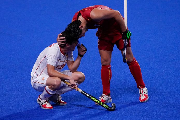 De Belgische hockeyer Arthur van Doren troost de Spanjaard Josep Romeu Argemi.