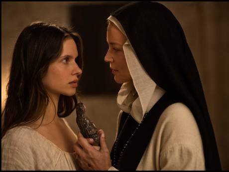 Drie sterren voor het kluchtige Benedetta: een ouderwets ‘vieze’ Verhoeven-film