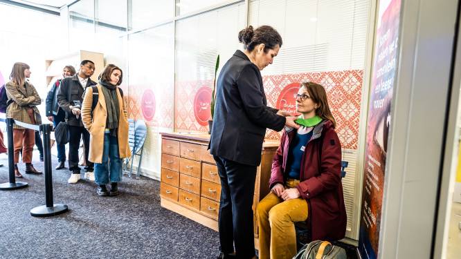 Gediscrimineerd om je blauwe ogen tijdens experiment: ‘Twee bruinogigen lopen langs en keuren mij geen blik waardig’