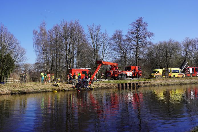 De hulpdiensten zijn bezig met de reddingsactie.