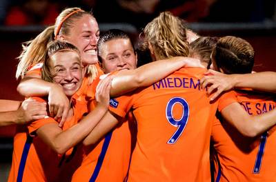 Oranjedames krijgen zilveren postzegel