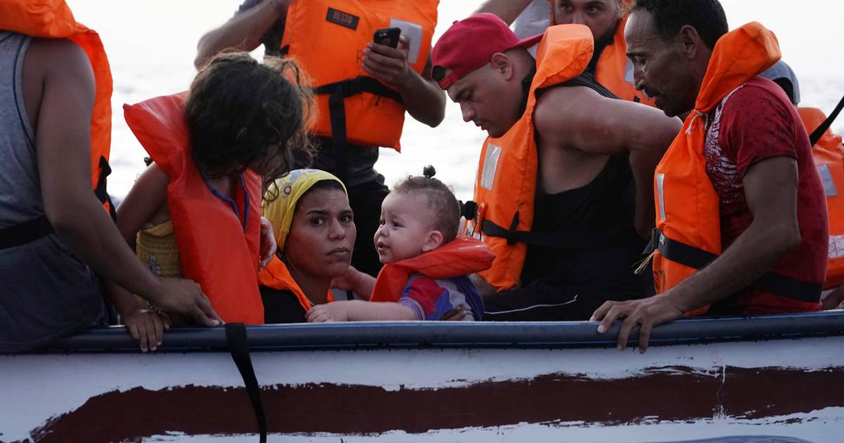 Un bambino di un anno senza genitori arriva sull’isola italiana di Lampedusa su una barca di migranti |  all’estero