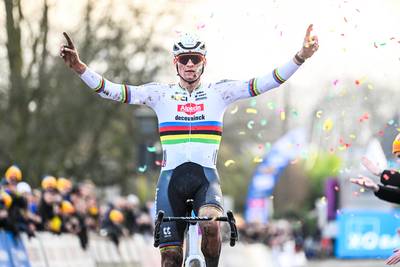 Van der Poel remporte en solitaire à Hamme son onzième succès du Trophée X2O de cyclocross
