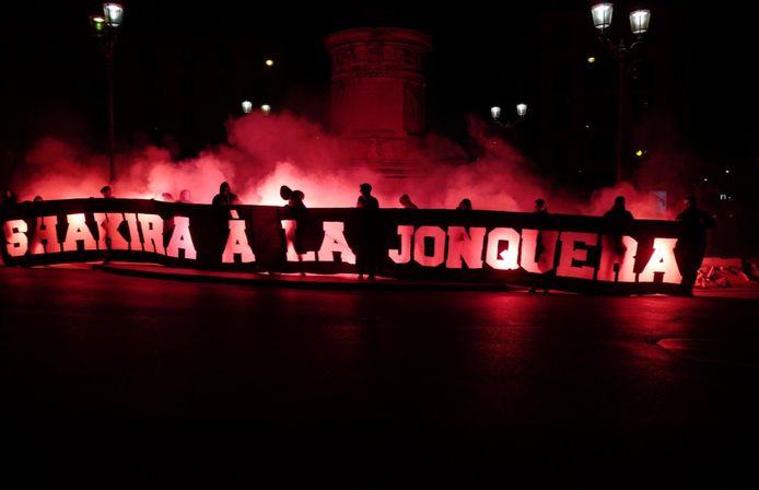 La banderole polémique déployée par des fans parisiens