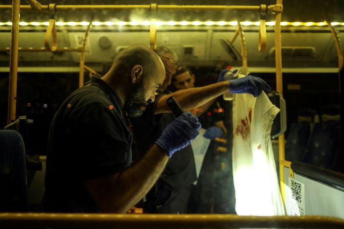Een Israëlische agent onderzoekt een bebloed kledingstuk in de bus.