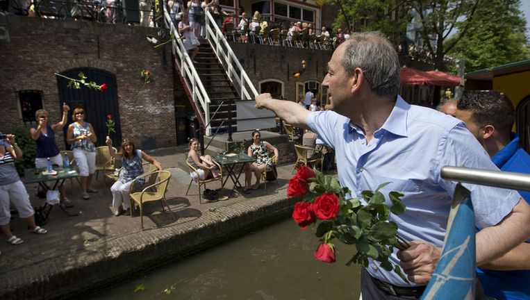 PvdA-lijsttrekker Job Cohen voert zaterdag campagne in de grachten van Utrecht. De PvdA gaat vanaf maandagochtend 36 uur onafgebroken campagne voeren. Foto ANP Beeld 