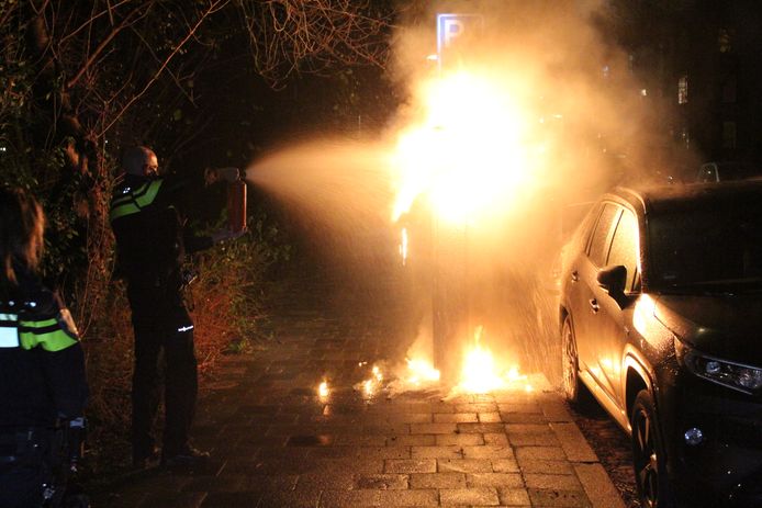 Op de Steenlaan in Rijswijk is maandagavond 28 december rond 22:15 uur opnieuw een parkeerautomaat in brand gestoken.