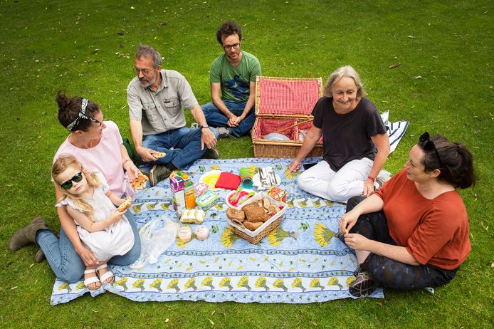 Vlnr.: Richtje Ras met Teske, Henk van der Velde, Matthijs Witkam, Carla Rutten en Marlou Otten tijdens een picknick in park Valkenberg in Breda. Hier kwam Roos graag samen met vriendinnen.