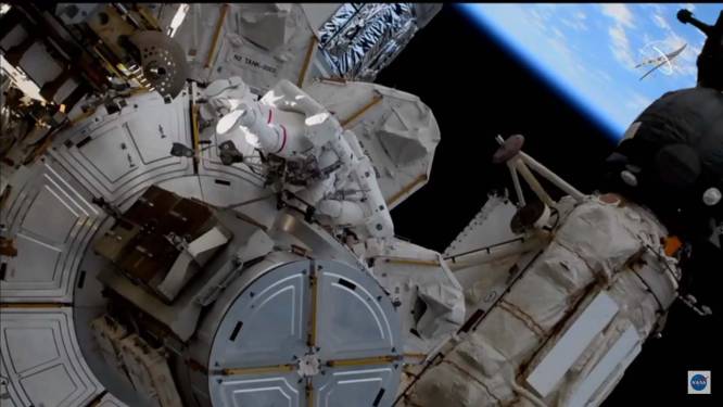 Kosmonauten ISS leggen laatste hand aan afdichten van een lek