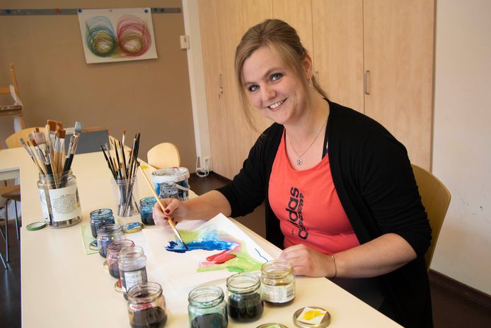 De chronisch vermoeide Laura Platter (29) revalideert van corona bij de nazorgpolikliniek van het Radboudumc op Dekkerswald en doet creatieve therapie.