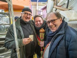 Burgemeester D’Haese en prins Yordi delen ajuinsoep uit aan carnavalswerkhallen