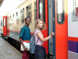 Nieuw maandabonnement laat jongeren deze zomer reizen voor 59 euro met al het openbaar vervoer