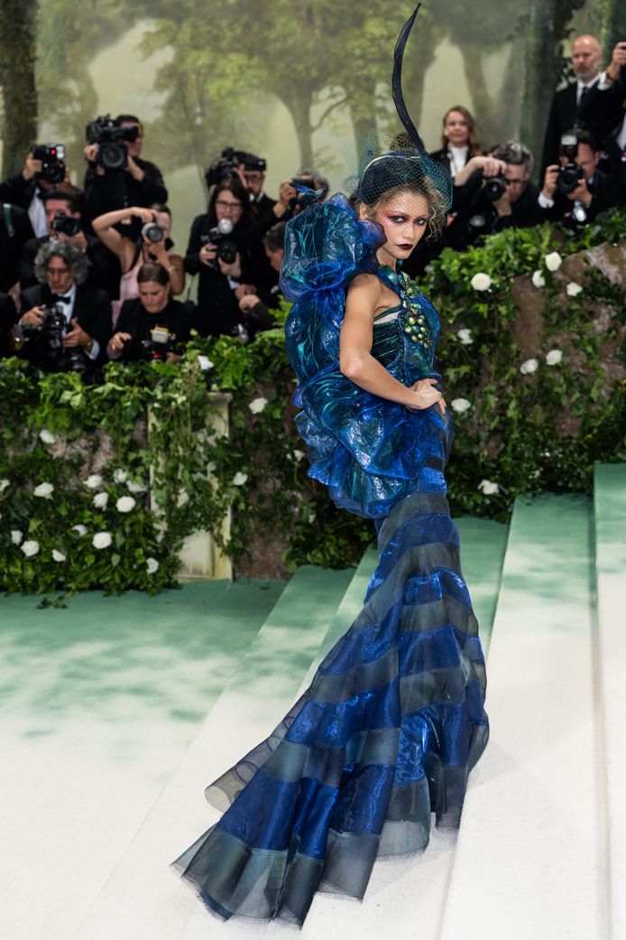 Zendaya in haar dramatische blauwe jurk op het Met Gala.