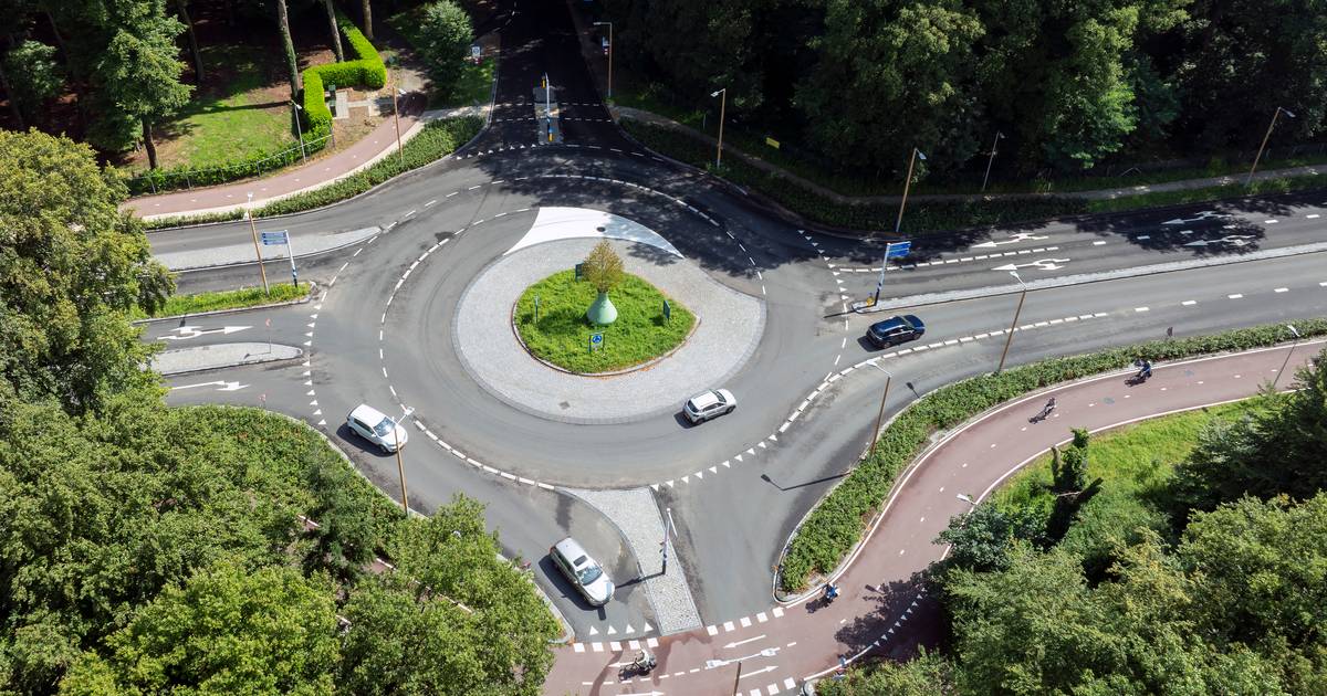Dit jaar al zes ongelukken op omstreden rotonde: ‘Met stip op één de gevaarlijkste plek van Ede’.