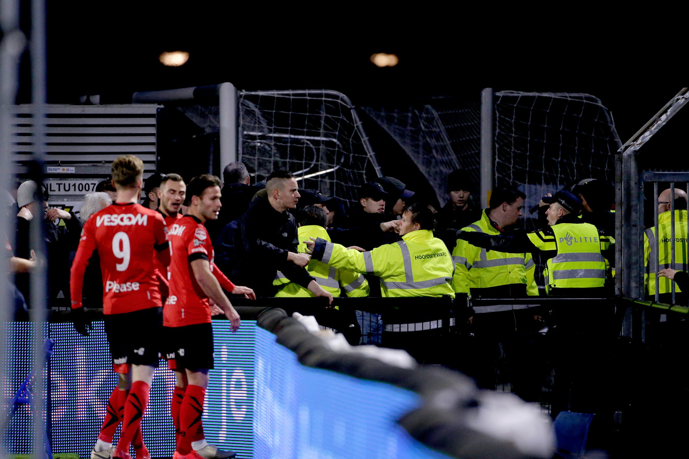 Onderzoek rellen FC Eindhoven - Helmond Sport duurt langer, in mei meer