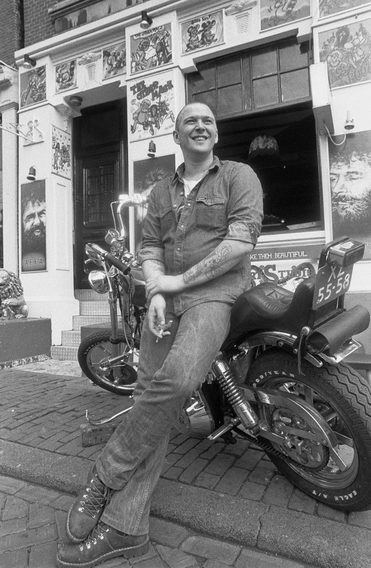 Henk Schiffmacher in 1982, voor zijn tattooshop op de Wallen Beeld Peter Elenbaas