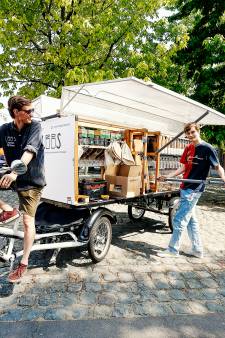 Utrechters fietsen met verpakkingsvrije kar vol noten, pasta en snoep door de stad: ‘Heeft u een potje mee?’