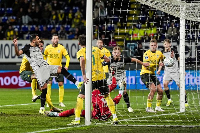 Vangelis Pavlidis profiteert van dichtbij en maakt er 1-1 van.