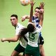 Met z’n vieren op een vierkante meter: de korfballers zijn blij dat het weer even mag