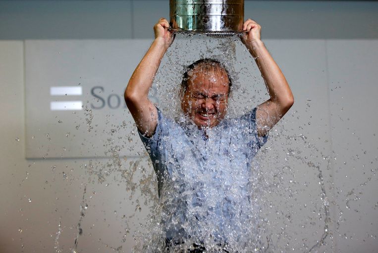 Een CEO kapt een emmer ijswater over zijn hoofd uit in 2014. Die Ice Bucket Challenge ging ook ‘viraal’. Beeld REUTERS