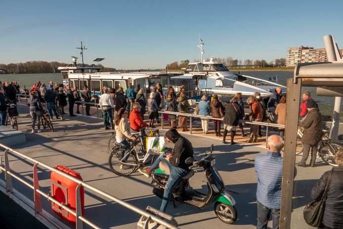 Reizigers staan in de rij voor de waterbus bij halte Merwekade in Dordrecht.