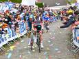 Mathieu van der Poel en Tadej Pogacar, vorig jaar tussen de massa op de Oude Kwaremont.
