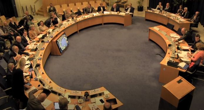 Juni 2019: de gemeenteraad van Maasdriel besluit over het bestemmingsplan Buitengebied. Pas dan komt naar buiten dat er iets aan de hand is met een stuk grond van de wethouder.