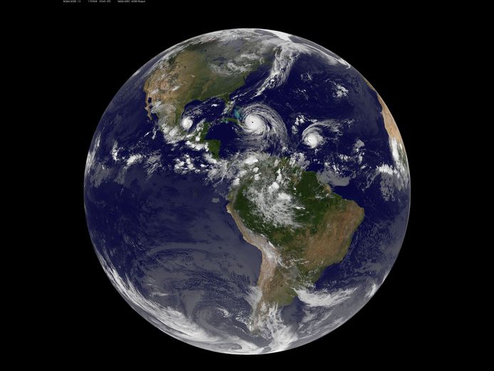 Satellietfoto van de aarde waarom duidelijk Katia (l), Irma (m) en Jose (r) naast elkaar te zien zijn.