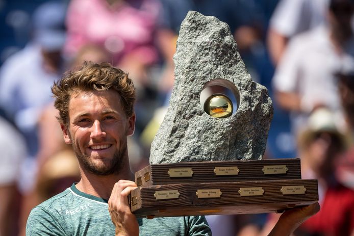 Casper Ruud met de trofee in Gstaad.