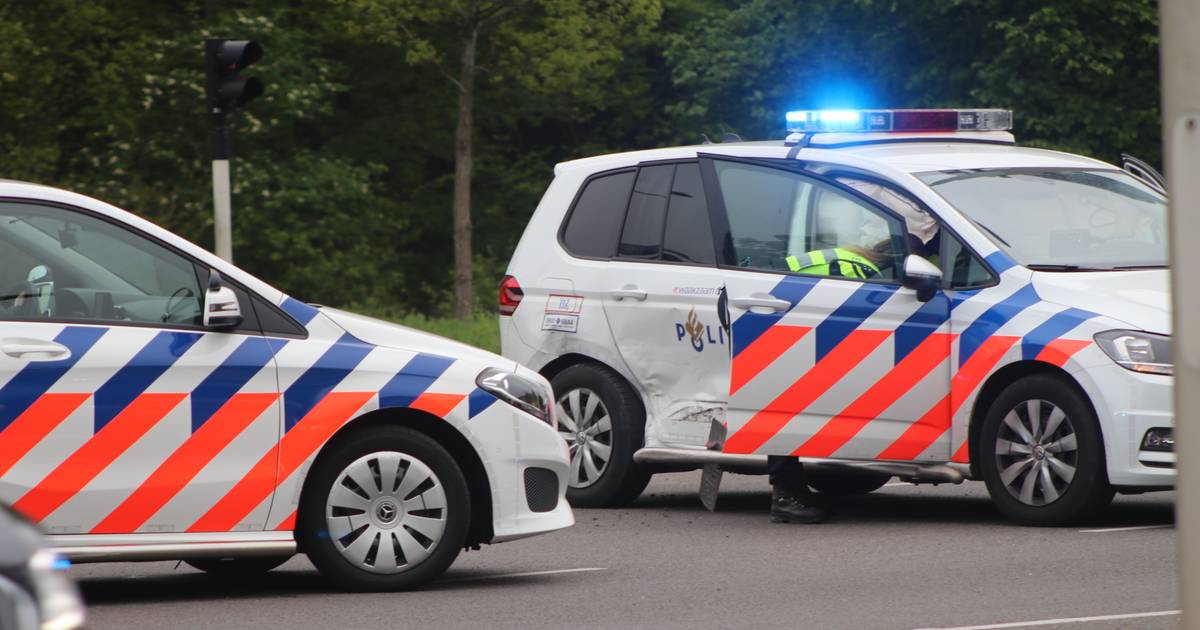 Twee agenten lichtgewond bij aanrijding in Apeldoorn.