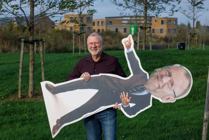 Wout Jansen met een kartonnen evenbeeld. De Lelystedeling is terug met een nieuwe politieke partij.
