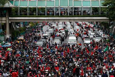 Duizenden manifestanten eisen aftreden Thaise premier, politie reageert hardhandig