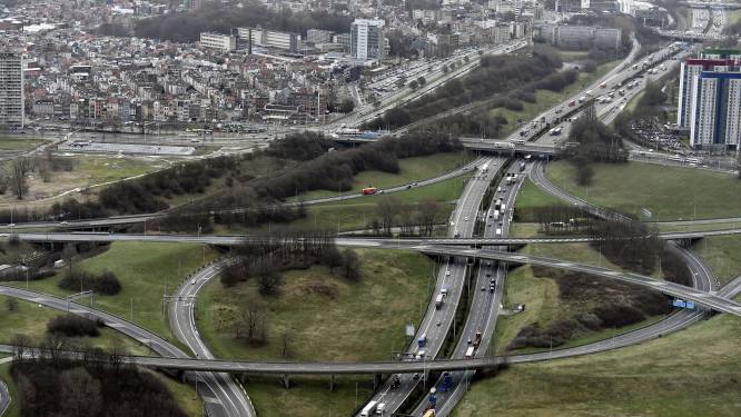 Ongeval in verkeerswisselaar Antwerpse Ring en A12 ter hoogte van de haven richting Antwerpen: rechterrijstrook versperd 