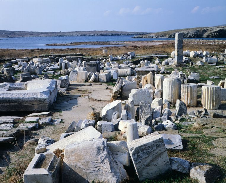 Restanten van de Kolos op het eiland Delos; ze maken deel uit van het heiligdom van Apollo. Beeld De Agostini via Getty Images