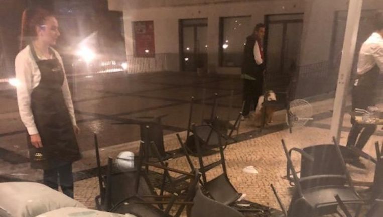 Het terras van hotel Upon Lisbon Prime Residences is een ravage na de confrontatie tussen de voetbalsupporters Beeld Arne Joling