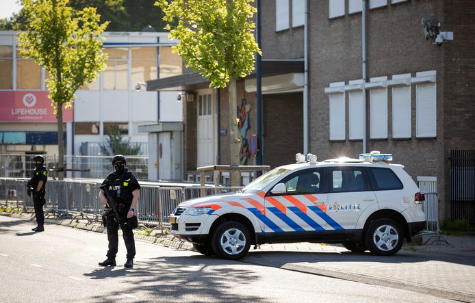 De beveiliging bij de zwaarbeveiligde gerechtsbunker in Amsterdam-Osdorp woensdag.