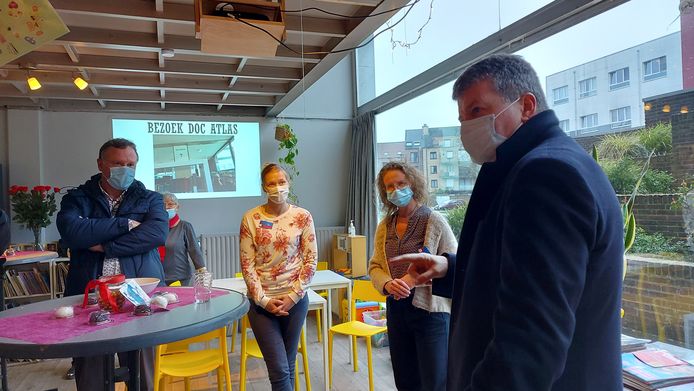 Vlaams minister Bart Somers brengt een bezoek aan buurthuis 't Geburt in Turnhout.
